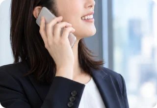 携帯電話で通話するビジネスパーソン